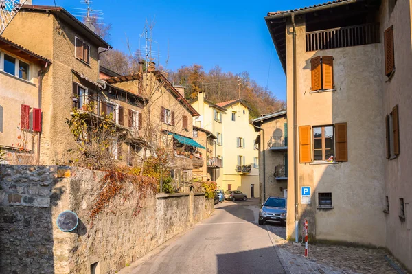 Carona, İsviçre - 6 Aralık 2015: Carona'daki Ev, İsviçre'nin Ticino kantonundaki Lugano ilçesinde eski bir belediye