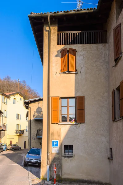 Carona, İsviçre - 6 Aralık 2015: Carona'daki Ev, İsviçre'nin Ticino kantonundaki Lugano ilçesinde eski bir belediye