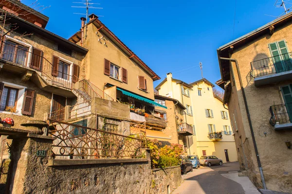 Carona, İsviçre - 6 Aralık 2015: Carona'daki Ev, İsviçre'nin Ticino kantonundaki Lugano ilçesinde eski bir belediye