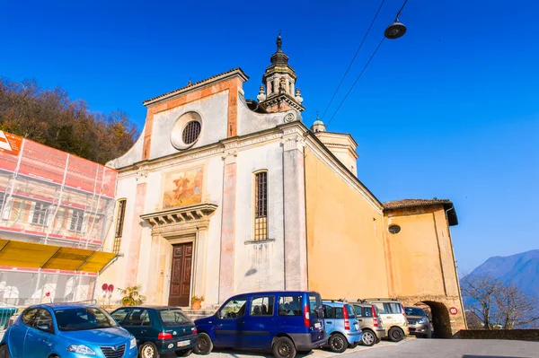 Carona, İsviçre - 6 Aralık 2015: Carona Kilisesi, İsviçre'nin Ticino kantonundaki Lugano ilçesinde eski bir belediye