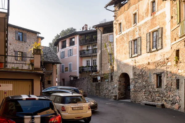 Carona, İsviçre - 6 Aralık 2015: Carona'daki Ev, İsviçre'nin Ticino kantonundaki Lugano ilçesinde eski bir belediye