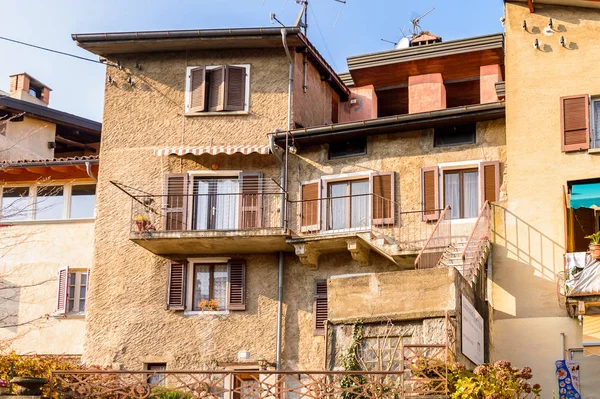 Carona, İsviçre - 6 Aralık 2015: Carona'daki Ev, İsviçre'nin Ticino kantonundaki Lugano ilçesinde eski bir belediye