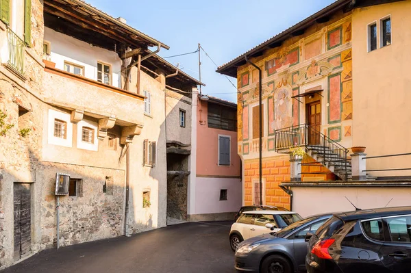 Carona, İsviçre - 6 Aralık 2015: Carona'daki Ev, İsviçre'nin Ticino kantonundaki Lugano ilçesinde eski bir belediye