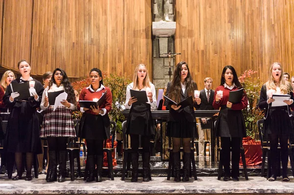 Lugano, İsviçre - 6 Aralık 2015: Kimliği belirsiz çocuklar kilisede bir Noel şarkısı söylüyor. Bilinen ilk Noel ilahileri dördüncü yüzyıl Roma'sında ortaya çıktı