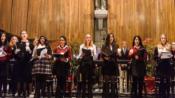 Lugano, İsviçre - 6 Aralık 2015: Kimliği belirsiz çocuklar kilisede bir Noel şarkısı söylüyor. Bilinen ilk Noel ilahileri dördüncü yüzyıl Roma'sında ortaya çıktı