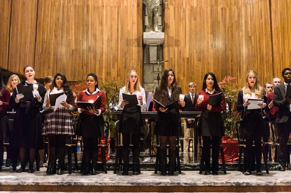 Lugano, İsviçre - 6 Aralık 2015: Kimliği belirsiz çocuklar kilisede bir Noel şarkısı söylüyor. Bilinen ilk Noel ilahileri dördüncü yüzyıl Roma'sında ortaya çıktı