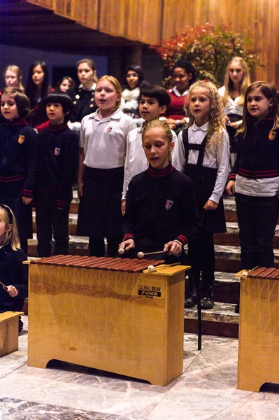 Lugano, İsviçre - 6 Aralık 2015: Kimliği belirsiz çocuklar kilisede bir Noel şarkısı söylüyor. Bilinen ilk Noel ilahileri dördüncü yüzyıl Roma'sında ortaya çıktı