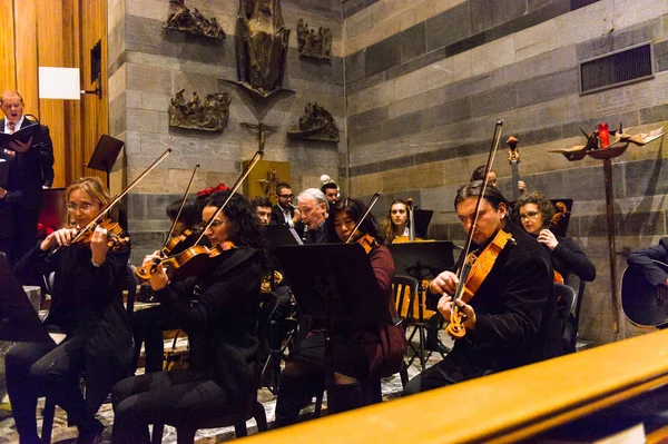Lugano, İsviçre - 6 Aralık 2015: Kimliği belirsiz çocuklar kilisede bir Noel şarkısı söylüyor. Bilinen ilk Noel ilahileri dördüncü yüzyıl Roma'sında ortaya çıktı