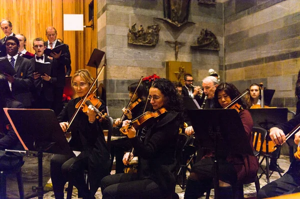 Lugano, İsviçre - 6 Aralık 2015: Kimliği belirsiz çocuklar kilisede bir Noel şarkısı söylüyor. Bilinen ilk Noel ilahileri dördüncü yüzyıl Roma'sında ortaya çıktı