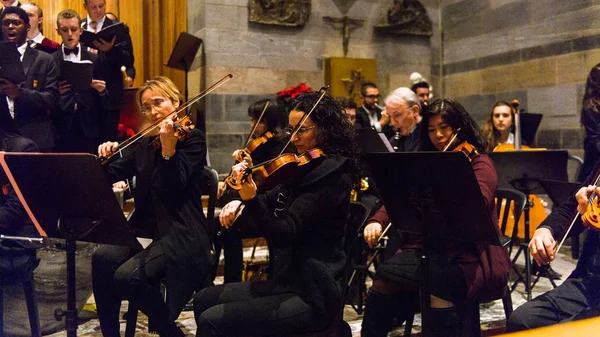 Lugano, İsviçre - 6 Aralık 2015: Kimliği belirsiz çocuklar kilisede bir Noel şarkısı söylüyor. Bilinen ilk Noel ilahileri dördüncü yüzyıl Roma'sında ortaya çıktı