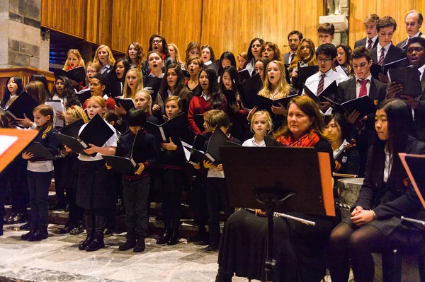 Lugano, İsviçre - 6 Aralık 2015: Kimliği belirsiz çocuklar kilisede bir Noel şarkısı söylüyor. Bilinen ilk Noel ilahileri dördüncü yüzyıl Roma'sında ortaya çıktı