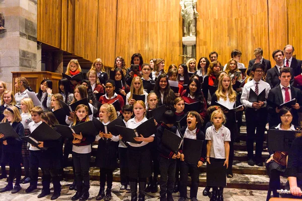 Lugano, İsviçre - 6 Aralık 2015: Kimliği belirsiz çocuklar kilisede bir Noel şarkısı söylüyor. Bilinen ilk Noel ilahileri dördüncü yüzyıl Roma'sında ortaya çıktı