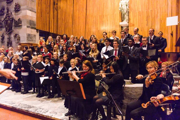 Lugano, İsviçre - 6 Aralık 2015: Kimliği belirsiz çocuklar kilisede bir Noel şarkısı söylüyor. Bilinen ilk Noel ilahileri dördüncü yüzyıl Roma'sında ortaya çıktı