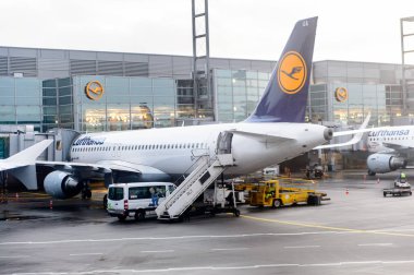 Frankfurt, Almanya - 17 Aralık 2015: Lufthansa şirketinin Uçağı Frankfurt Uluslararası Havaalanında. Yolcu trafiği açısından Almanya'nın en işlek havaalanıdır.