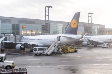 Frankfurt, Almanya - 17 Aralık 2015: Lufthansa şirketinin Uçağı Frankfurt Uluslararası Havaalanında. Yolcu trafiği açısından Almanya'nın en işlek havaalanıdır.