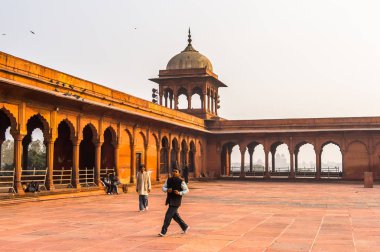 Delhi, Hindistan - 18 Ocak 2016: Jama Mescidi'nin önündeki meydan, Delhi'nin eski kenti, Hindistan. Delhi'deki ana camidir.