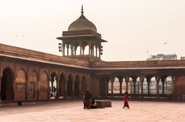 Delhi, Hindistan - 18 Ocak 2016: Jama Mescidi'nin önündeki meydan, Delhi'nin eski kenti, Hindistan. Delhi'deki ana camidir.