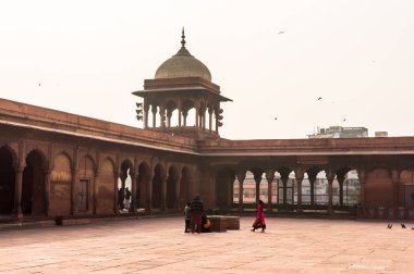 Delhi, Hindistan - 18 Ocak 2016: Jama Mescidi'nin önündeki meydan, Delhi'nin eski kenti, Hindistan. Delhi'deki ana camidir.