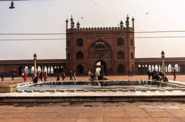 Delhi, Hindistan - 18 Ocak 2016: Jama Mescidi, Delhi'nin eski kenti, Hindistan. Delhi'deki ana camidir.