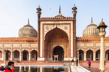 Delhi, Hindistan - 18 Ocak 2016: Jama Mescidi, Delhi'nin eski kenti, Hindistan. Delhi'deki ana camidir.