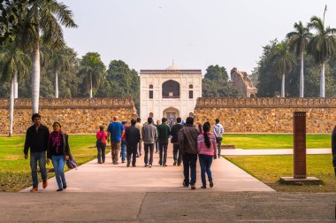 Delhi, Hindistan - 18 Ocak 2016: Humayun Türbesi kompleksi, Hindistan'ın Delhi kentinde Babür İmparatoru Hümayun'un mezarı. Unesco Dünya Mirası