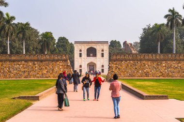 Delhi, Hindistan - 18 Ocak 2016: Humayun Türbesi kompleksi, Hindistan'ın Delhi kentinde Babür İmparatoru Hümayun'un mezarı. Unesco Dünya Mirası