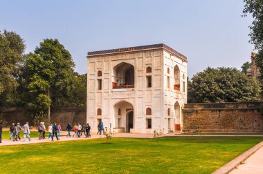 Delhi, Hindistan - 18 Ocak 2016: Delhi, Hindistan'daki Humayun Türbesi kompleksinin bir parçası. Unesco Dünya Mirası