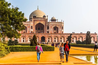 Delhi, Hindistan - 18 Ocak 2016: Humayun Türbesi kompleksi, Hindistan'ın Delhi kentinde Babür İmparatoru Hümayun'un mezarı. Unesco Dünya Mirası