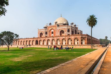 Delhi, Hindistan - 18 Ocak 2016: Humayun Türbesi kompleksi, Hindistan'ın Delhi kentinde Babür İmparatoru Hümayun'un mezarı. Unesco Dünya Mirası