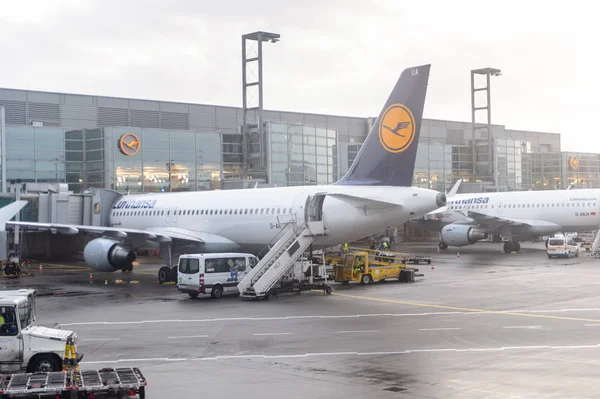 Frankfurt, Almanya - 17 Aralık 2015: Lufthansa şirketinin Uçağı Frankfurt Uluslararası Havaalanında. Yolcu trafiği açısından Almanya'nın en işlek havaalanıdır.