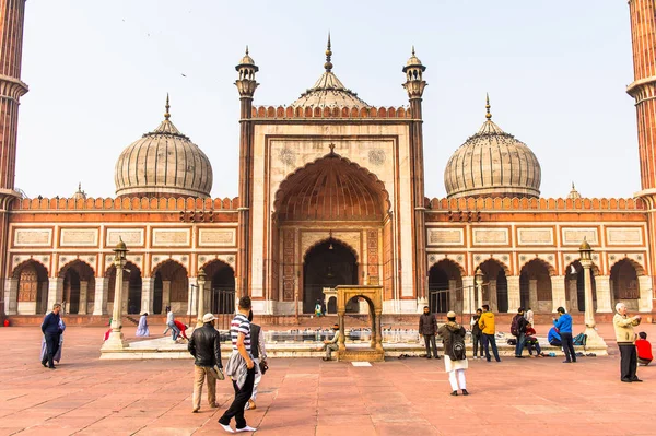 Delhi, Hindistan - 18 Ocak 2016: Jama Mescidi, Delhi'nin eski kenti, Hindistan. Delhi'deki ana camidir.
