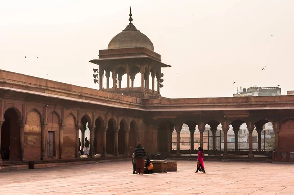 Delhi, Hindistan - 18 Ocak 2016: Jama Mescidi'nin önündeki meydan, Delhi'nin eski kenti, Hindistan. Delhi'deki ana camidir.