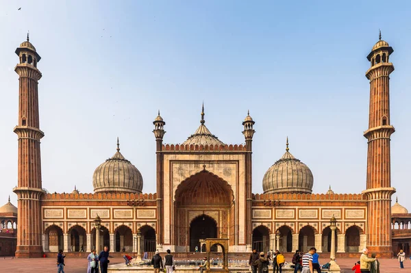 Delhi, Hindistan - 18 Ocak 2016: Jama Mescidi, Delhi'nin eski kenti, Hindistan. Delhi'deki ana camidir.