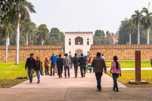 Delhi, Hindistan - 18 Ocak 2016: Humayun Türbesi kompleksi, Hindistan'ın Delhi kentinde Babür İmparatoru Hümayun'un mezarı. Unesco Dünya Mirası
