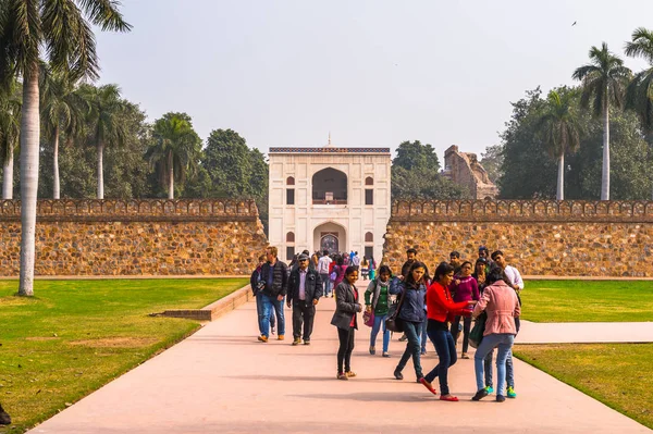 Delhi, Hindistan - 18 Ocak 2016: Humayun Türbesi kompleksi, Hindistan'ın Delhi kentinde Babür İmparatoru Hümayun'un mezarı. Unesco Dünya Mirası