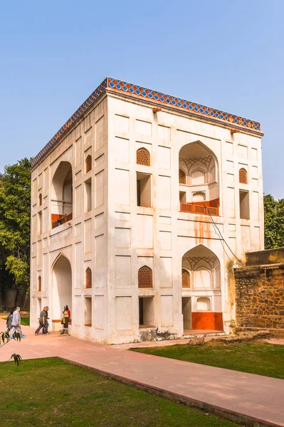 Delhi, Hindistan - 18 Ocak 2016: Delhi, Hindistan'daki Humayun Türbesi kompleksinin bir parçası. Unesco Dünya Mirası