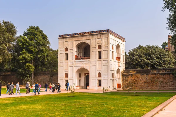Delhi, Hindistan - 18 Ocak 2016: Delhi, Hindistan'daki Humayun Türbesi kompleksinin bir parçası. Unesco Dünya Mirası