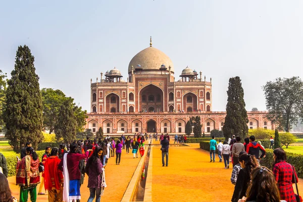 Delhi, Hindistan - 18 Ocak 2016: Humayun Türbesi kompleksi, Hindistan'ın Delhi kentinde Babür İmparatoru Hümayun'un mezarı. Unesco Dünya Mirası