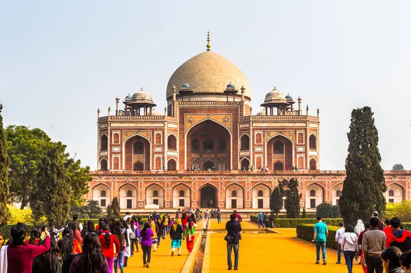 Delhi, Hindistan - 18 Ocak 2016: Humayun Türbesi kompleksi, Hindistan'ın Delhi kentinde Babür İmparatoru Hümayun'un mezarı. Unesco Dünya Mirası