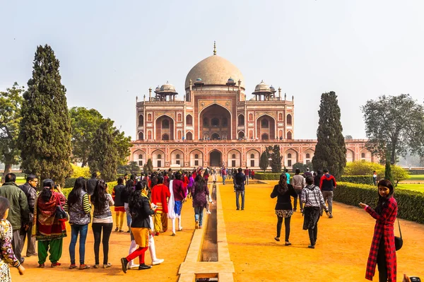 Delhi, Hindistan - 18 Ocak 2016: Humayun Türbesi kompleksi, Hindistan'ın Delhi kentinde Babür İmparatoru Hümayun'un mezarı. Unesco Dünya Mirası