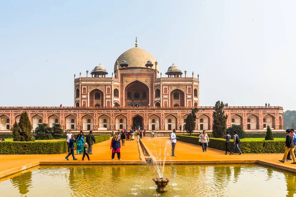 Delhi, Hindistan - 18 Ocak 2016: Humayun Türbesi kompleksi, Hindistan'ın Delhi kentinde Babür İmparatoru Hümayun'un mezarı. Unesco Dünya Mirası