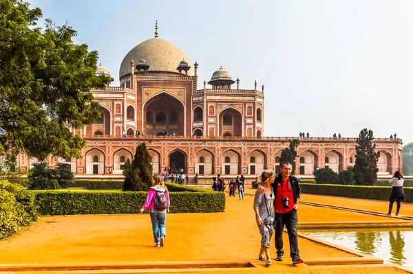 Delhi, Hindistan - 18 Ocak 2016: Humayun Türbesi kompleksi, Hindistan'ın Delhi kentinde Babür İmparatoru Hümayun'un mezarı. Unesco Dünya Mirası