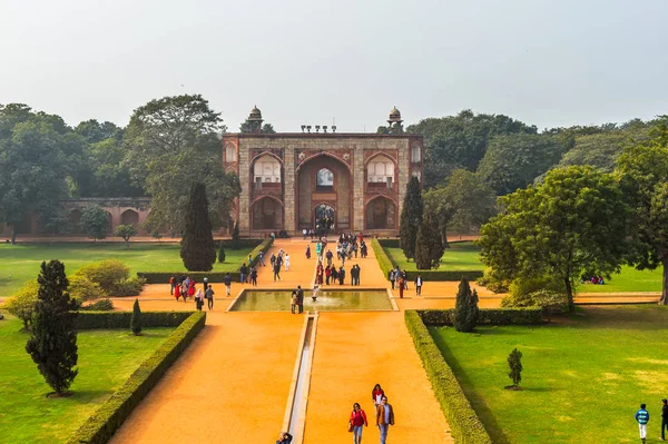 Delhi, Hindistan - 18 Ocak 2016: Humayun Türbesi kompleksi, Hindistan'ın Delhi kentinde Babür İmparatoru Hümayun'un mezarı. Unesco Dünya Mirası