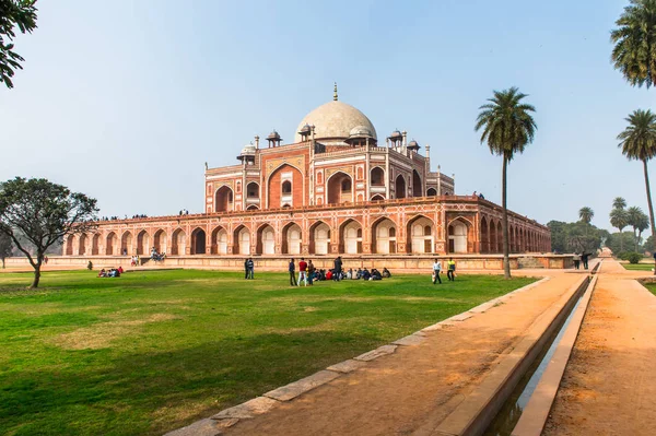 Delhi, Hindistan - 18 Ocak 2016: Humayun Türbesi kompleksi, Hindistan'ın Delhi kentinde Babür İmparatoru Hümayun'un mezarı. Unesco Dünya Mirası