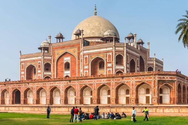 Delhi, Hindistan - 18 Ocak 2016: Humayun Türbesi kompleksi, Hindistan'ın Delhi kentinde Babür İmparatoru Hümayun'un mezarı. Unesco Dünya Mirası