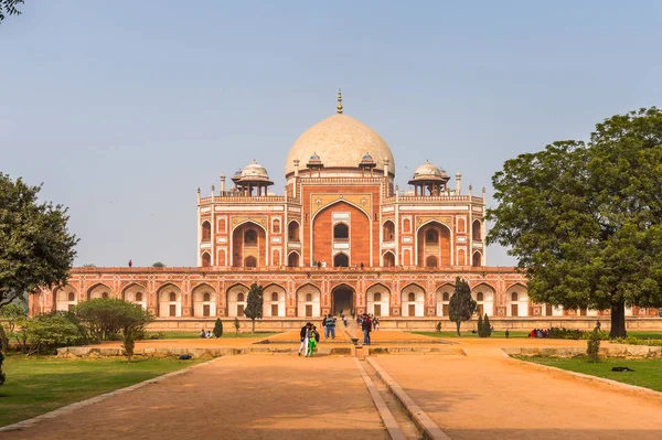 Delhi, Hindistan - 18 Ocak 2016: Humayun Türbesi kompleksi, Hindistan'ın Delhi kentinde Babür İmparatoru Hümayun'un mezarı. Unesco Dünya Mirası