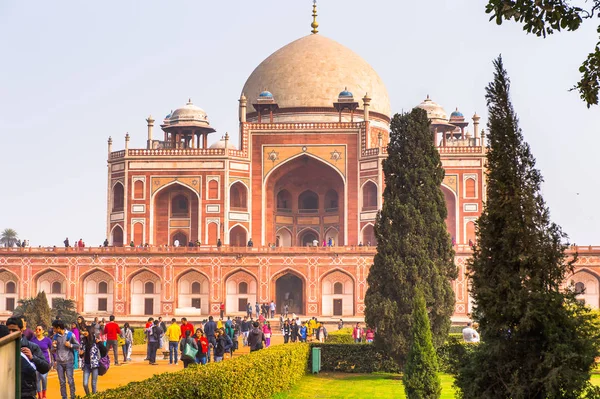 Delhi, Hindistan - 18 Ocak 2016: Humayun Türbesi kompleksi, Hindistan'ın Delhi kentinde Babür İmparatoru Hümayun'un mezarı. Unesco Dünya Mirası