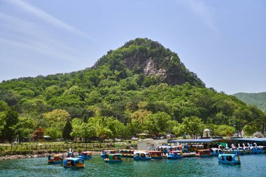 Dağlar ve Gölü, Sanjeong Gölü yaz aylarında Pocheon, Güney Kore'de yer alan harika bir manzara. Aşk tekneler güzel Gölde yüzen görülebilir.                               