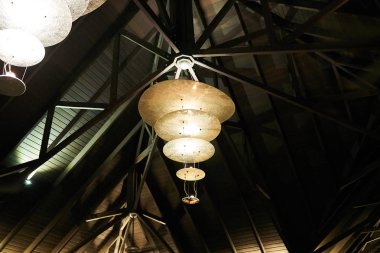 Düz disklerin boyutları azaltılması ile katmanlarında oluşan ışık süsleme tavan bağlı birlikte bir sarmal şekli oluşturma.                               