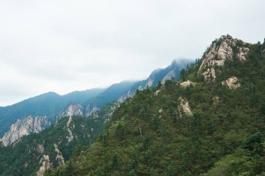 Birinin başında Gwon Geom söylenen Güney Kore tarafından trafik kavaşağında peaksof Mt. Seolark görünümü.                   